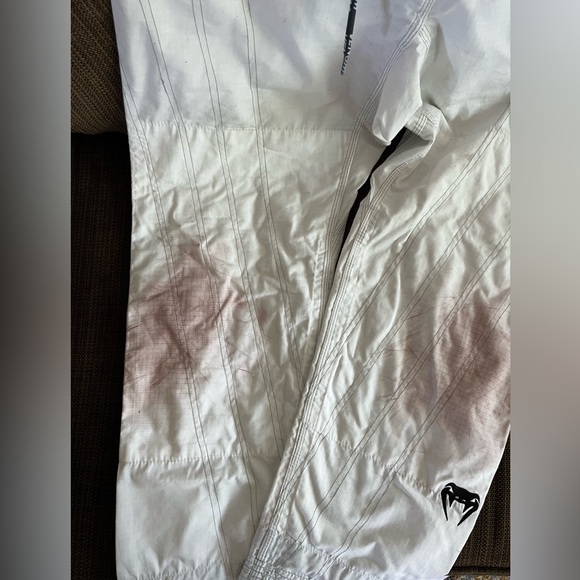 Venum Adult A4 Gi. White but with stains - Picture 5 of 10
